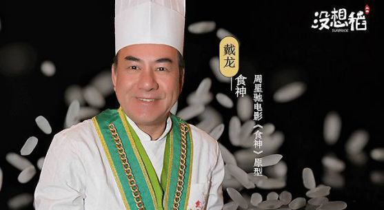 为什么写不好的创意文案？为什么写出的文案不卖货？  这一定是很多广告人心底难言的痛，多少黑丝都熬成了白发。    为什么呢?    我觉得可能是缺了一个系统可靠的思维逻辑。    所以别人每次写起文案时总是逻辑清晰，言之有物。而自己写的时候，更多的是碎片化的，混散的，不知道该怎么去推进。    之前介绍过一个最根本的卖货文案逻辑，包含3个问题：     1、我为什么要买你的这个产品？  2、这么厉害?我凭什么信你？  3、为什么现在就要买？能不能等几天买？    这衍生出来就是卖货文案的三大步骤：激发欲望——建立信任——引导立刻下单。    围绕这三大步骤去对症下药，一枝一叶、一招一式都有的放矢，文案卖货效果大概率稳步提升。      一、激发消费者购买欲望   尤金·舒瓦兹在《创新广告》中说到：  文案无法创造购买商品的欲望，只能唤起原本就存在于百万人心中的希望，梦想，恐惧或者渴望，然后将这些“原本就存在的渴望”导向特定商品。   简言之，文案不创造购买欲，而是激发购买欲。  结合关建明老师《爆款文案》提到的感官占领、恐惧诉求、认知对比、使用场景、畅销、顾客证言6个理论。   我也归纳了这几个激发消费者欲望的方法：    1）感官占领  2）恐惧诉求  3）社会认同  4）购买合理化  5）自我实现    下面，分别给大家一一道来：   1、感官占领：文案要有画面感     人类所有直观体验和感受都是由先我们的感官去感知的，我们用眼睛去判断美、用鼻子去闻、用耳朵去听、用嘴巴去尝、用身体去触碰。   那如何能调动消费者的感官？   最直接的方法就是站在消费视角，具象化地告诉消费者，使用这个产品时他的感官都会有什么样的体验，并让这些体验成为具有画面感的文字。   咱们看看舌尖上中国的文案，是如何写的：       稻花鱼去内脏，在灶上摆放整齐，用微弱的炭火熏烤一夜，现在需要借助空气和风的力量，风干与发酵，将共同制造出特殊的风味，糯米布满菌丝，霉菌产生的各种酶，使淀粉水解成糖，最终得到爽口的酸甜。  甜米混合盐和辣椒，一同塞进鱼腹中，稻花鱼可以直接吃，也适合蒸或油炸，不管用哪种做法，都盖不住腌鱼和糯米造就的迷人酸甜。   为什么当年《舌尖上的中国》一直获得好评，成为许多人的下饭节目？除了画面的精美外，还有这些文案旁白的加持。    这样的文案没有笼统地说好吃，美味。而是把自己当做正在做菜的人，把食材和环境调配起来，将眼睛、舌尖、耳朵、鼻子感受到的细节放大，调动消费者的味蕾。   文案在头脑中产生清晰画面感，只是听文案都止不住咽口水。   再比如当你说一块饼脆的时候，“薄脆” 一个词并不能让人感同身受，而要是说 “神奇的牛轧糖葱香米饼，一口咬下54层”，你脑袋里就有画面感了，让你的视觉和味觉产生联动。   同样，当形容床垫质量好，一句 “选材矜贵” 往往无法体现，而用 “平均30只羊的产绒量仅够做一张床垫” 就会具象很多。       2、恐惧诉求：科学地“吓唬”     首先我们要清楚，人们会恐惧什么？    一句话，恐惧的源头就是——害怕失去。失去健康，名声、地位、生命、金钱、朋友、已经得到的东西。    知道了产品对应的消费者痛点，我们还要塑造产品的使用使用场景，严重后果以及对应合理的解决方案。   2016年南孚推出了一款轻巧型的充电宝，但是当时的充电宝市场已经饱和了，这款充电宝的最大亮点就是轻巧。基于此南孚通过利用漫画的形式给消费者设置了3个痛苦场景。   下班后约会、晚上聚会、逛街一天的时候要时间带着笨重的充电宝。而如果不解决，不购买，你就会继续拿着大块头的充电宝受罪。这两步首先就打动了消费者。        对于恐惧诉求的使用，我们主要可以参考省事型、预防型和治疗型这3种。    省事型：    神州专车 我怕黑专车     神州专车的恐惧诉求=车里一个怪蜀黍(痛苦场景) +心存侥幸，身处险境(严重后果)   预防型：    “别让你的孩子输在起跑线上” 是一个典型的预防型案例，类似的还有有道翻译官。   我伶牙俐齿谈笑风生/却被美国海关问得一声不吭  ——17年Q1提成36万的猪场销售Lily     我日敲千行代码/却被新宿地铁站绕成路人甲  ——专研人工智能的西二旗程序员 Adam     治疗型：    比如得了灰指甲(痛苦场景)，一个传染俩(严重后果)，问你怎么办，马上用亮甲。   另外，在使用恐惧诉求的时候，一定要注意降低决策成本和执行难度。要给消费者一个足够简单、容易执行的解决方案。   同时要注意在唤起恐惧的过程中，威胁的易遭受性往往比严重性要更关键。因为大多数人都是无远虑而有近忧。   3、社会认同：制造繁荣和流行     《影响力》书中提到 “社会认同原理”，指的是：人在群体中行为往往会受到他人影响，甚至会根据周围人的反应作出相应的反应。    有一个关于从众心理非常有趣的视频。  一个诊所里，一群人除了一个紫衣妹子之外，依照事先安排好的，听到滴声就会站起来。等到几轮之后，紫衣妹子也会自觉听到滴声站起来。而当这群人都走完了之后，紫衣妹子听到滴声还是会自觉站起来。   科学家认为，这种内化的群体行为就是我们所称的社会学习，从我们很小开始，当我们看到团体成员做某件事情的时候，大脑会因为我们跟从了他们的脚步而奖励我们。   就像被测试者说的，当我不去从众时，我感觉被排挤了。而从众会让我自在很多。   从众心理还有一种降低损失的自我暗示，如果不从众，感觉会损失什么。比如就餐时，大家都会认为门店外排队长的肯定好吃；纸质书的 “畅销多少万册” 会让你更愿意掏钱。   所以，你可以列出自己的销量、用户量、好评量等数据，让人更想去购买。       香飘飘奶茶 连续五年，成交量遥遥领先，围起来可绕地球十圈。  拼多多 3亿人都在拼的购物APP  唯品会?注册会员突破一亿    但如果你的销量数据很寒酸，那可以尝试突出某一次或几次的畅销现象，同样能给人这样的畅销错觉。   4、购买合理化：让消费理直气壮     购买合理化也就是为自己的购买行为找个合理借口，当我们告诉消费者，这个产品是为了以下4件事的时候，会更容易激发他的购买欲。   补偿自己：    如果一个人觉得自己已经为别人付出很多了，或者为了某一个目标付出了太多，他就会想要一些 “补偿” 一下自己。比如：    吃点好的，很有必要(三全水饺)  女人更年要静心(静心口服液)   也可以是精神的关怀，去慰藉消费者的心理。比如：京东小金库的《你不必成功》。   你不必把这杯白酒干了，喝到胃穿孔，也不会获得帮助，不会获得尊重。你不必放弃玩音乐，不必出专辑，也不必放弃工作，不必介意成为一个带着奶瓶的朋克。你不必背负那么多，你不必成功。      激励自己：    选择这个产品的人，主要是求上进，为了能力提升、人脉拓展、事业发展等。   我是梅仁礼   公司小、人脉少、拓展难   还好有脉脉，精准锁定合作伙伴   现在我的公司风生水起  来脉脉介绍自己，机遇人脉主动找你      脉脉的海报文案抓住了职场人的几大痛点，介绍下载脉脉就能帮助自己获得成长，这是为了激励自己。   补偿或者感恩别人：    如果一个人觉得别人为了他付出很多，而自己却对应付出很少，那他就会产生对别人的愧疚感，想要做出一些补偿别人的行为。    比如确保孩子健康成长、有美好前途。比如回报自己的父母、亲朋好友。    想留你在身边，更想你拥有全世界——招商银行番茄炒蛋刷屏广告  就算是家人，也要继续当恋人——明基投影仪  让妈妈开心的礼物，开了又开——苹果       追求健康：    保持健康，增强体质，减少疾病风险，消除患病痛苦。这些既是人类生存的基本物质需求，也不断进阶衍生永无止境的欲望。    每天一杯奶，强壮中国人——伊利  爱心妈妈，呵护全家——舒肤佳   5、满足尊重需求：自我实现    在马斯洛需求理论里，尊重需求属于较高层次的需求，如：成就、信心、名声、地位、被他人尊重和晋升机会等。   尊重需求既包括对成就或自我价值的个人感觉，也包括他人对自己的认可与尊重。   好的文案会激发出消费者的好胜心和美好愿景，好胜心不仅是要胜过别人，还要胜过自己，当拥有我们的产品之后，你会变美，变聪明，变强大，变得更有魅力。   比如人头马的文案：一生，活出不止一生。这是说喝人头马的人都是生活丰富多彩。      当然，也可以反其道而行之，比如盐城交警的这个文案，也是利用人们的好胜心(好面子)劝诫大家骑摩托的时候要带头盔。       还有前程无忧的一组招聘海报。    你做着喝5杯啤的8两白的10杯洋的才算给老领导面子的活儿，我前程无忧。    你们，做着早9点上班晚10点下班每周休1天的活儿，我们前程无忧。        好了，以上就是激发消费者欲望的5个方法。   当我们的文案激发了消费者的购买欲望后，接下来就需要解决他们的信任问题了，如果消费者不信任你所说的，一切都是白搭。   那如何赢得读者信任呢？往下看！      二、快速建立信任   奥美大神奥格威有一句话：  消费者不是低能儿，她们是你的妻女。若是你以为一句简单的口号和几个枯燥的形容词就能够诱使她们买你的东西，那你就太低估她们的智商了。她们需要你给她们提供全部信息。    消费者天生不相信广告，特别是随着朋友圈微商的泛滥，大家对广告的信任度更加降低。   如果说激发购买欲望是给消费者购买找到感性依据，那么建立起信任，就需要文案给他们呈上一个理性证据。   这里也有4个建立信任的实用方法：   1、权威转嫁：为品牌增加强力背书     做好权威转嫁，一是塑造权威的高地位，在行业举足轻重，所有人都希望得到他的认可。二是描述权威的高标准，一般人无法获得，得之不易。   没想稻这个品牌就是深谙其道，它是一个卖五常大米的品牌，专门请来香港食神戴龙(高地位)为品牌站台，赌王曾经花5000港币就为吃一口他做的炒饭(高标准)。   没想稻借戴龙的权威之口说出 “在这一碗米饭里面，我看到了真心”，以此建立消费者的信任。         2、事实证明：让产品自己说话    之前有一家生产钢化膜的公司，为了例证他们家钢化膜能够有效防止碎屏。就拍过用锤子砸贴了膜的手机这样的实验。   所以，如果你的产品有独特优势，如何才能够让消费者相信呢？用事实来证明是个不错的方法。   河南睢县的一名丝袜销售经理，为了展示丝袜质量，他把八岁儿子装进丝袜里面，提起来猛duang~视频一下子传播出去了，效果非常好。他的丝袜销量也一下子翻了几倍。        还有小米体重秤 “喝杯水都可感知的精准” 也是利用事实证明来建立信任的好案例。    常秤重的人，最大的烦恼就是担心秤测量不精确，而对于减肥的人来说，每天都要上秤几次，分毫必究。   当一款秤可以精确到100g(市面上多数的秤都是200g)，能做到喝杯水都能感知，你会不会心动呢？        3、顾客证言：让客户成为代言人    金杯银杯不如老百姓的口碑。   我们会根据豆瓣的评分决定是否去看这场电影；我们被微博的里的水军带节奏而影响对事情本身的判断；我们会因为卖家秀长草或者拔草。   所以你看，其他人的选择会对我们的决定产生多大的影响。而收集客户证言并不难，为什么不做呢？   不过，很多顾客证言大多都是 “我以前有某某烦恼，自从用了这款产品，问题解决了，我很开心”。很像朋友圈的微商体，刚看第一句，你就关了。   一流证言文案=破解更大焦虑+树立幸福榜样+激发向往憧憬。   比如奥斯汀轿车：“ 我用驾驶奥斯汀轿车省下的钱，送儿子到格罗顿学校念书 ”    文案的前半段是说一个外交官最近换了奥斯丁车，他们家用车一直非常频繁，一次晚饭的时候，他琢磨出 “ 我用驾驶奥斯汀轿车省下的钱，送儿子到格罗顿学校(美国非常牛的学校)念书 ” 而且他还仔细地算了一笔账：   1）您现在只要花1795美元(包括250美元的额外配件)就能买到新款的奥斯汀默塞特豪华车，非常合算。  2）英国的汽车价钱是每加仑60美分，因此我们要研制出更省油的车，新款奥斯汀车每加仑油可以跑30英里，如果开得慢一点更省油。  3）油箱里可以加10加仑的油，能行驶350公里——从纽约出发不用加油可以开到弗吉尼亚州的里士满。  就我们的估算，奥斯汀使您的总费用下降近50%……(下面介绍车的性能，略)    虽然奥斯汀这个品牌已经消失了，但当时而言，奥格威这篇广告甚至惊动了《时代》周刊和格罗顿学校校长。   奥格威的证言文案，厉害就在于他对消费者心理的洞察。他没有着重去写这车子性能如何好，而是从节省、孩子教育这个角度出发，非常符合一个真实中年男人的心理状态。    4、化解顾虑：打消所有购买障碍    即便消费者对你的产品已经非常动心了，但还是会比较担心这3类问题。   产品：产品收到后不满意怎么办？(能否退货)，坏了怎么办？(是否保修)   服务：邮费、安装费谁来承担(是否包邮，是否有运费险)，是否送货上门？   隐私：购买一些隐私产品时，送货会不会被人发现？      这些都是需要提前就告诉消费者，他了解得越多，就越能建立对你的信任。    好了，我们一步步，在每一个环节也解决了消费者的信任问题，但如果想让消费者马上行动起来，还得需要引导下单。   所以最后一步，一定不要错过。        三、引导消费者立刻下单    终于，你打消了消费者的顾虑，她加入了购物车，准备拿出钱包付款了。    这个时候，消费者往往又开始衡量购买产品带来的好处和即将失去金钱的痛苦，犹豫是否真的需要完成这次购买。       这时，可以用以下几招引导消费者立刻下单：    1）降低消费者决策成本  2）价格锚点  3）算账对比  4）稀缺性（限时限量限身份）  5）使用场景     1、降低消费者决策成本：各个击破    这个月的预算好像超标了哦，要不等下次再买 (金钱成本)    买了这款包别人会不会觉得我装逼啊 (形象成本)    这堂课程是挺好的，但又要注册又要推荐码，好麻烦 (行动成本)    这款蛋糕真的好好吃，但是吃完了肯定会变胖，还是不要买了 (健康成本/形象成本)  ......   你看，消费者在最后掏钱的时候就是这么纠结，李叫兽也提过最终影响消费决策的6大消费者成本，包括金钱成本、形象成本、行动成本、学习成本、健康成本、决策成本等。   作为营销人，就需要准确识别消费者可能要付出的成本，并予以 “弥补”，降低他们的消费成本，这样消费者才可能毫不犹豫就下单。       2、设置价格锚点：让选择更快速    价格锚点，是在1992年由托奥斯基提出的，他认为消费者在对产品价格并不确定的时候，会采取两种非常重要的原则——避免极端和寻求对比。   避免极端：    在有3个或者更多选择时，很多人不会选择最低或者最高的选项，而是更倾向于选择中间的那个产品。       寻求对比：    有人做过这样一个实验，他们把消费者分成两组，分别问一种消炎药值多少钱。   A组：你觉得这盒消炎药多少钱？然后结果是，大部分估价50元左右。    B组：你觉得这盒消炎药价格是高于还是低于500元？然后结果是，即使B组所有人都觉得这个感冒药不可能有500元，但是他们仍然估出了不合理的高价格：200元。   在这里，B组消费者刚开始被问的这个 “500元” 就是一次锚定，它让消费者对产品的估值提高，而且一切都发生在隐藏中，潜移默化。   当消费者无法判断产品的价值高低的时候，他们会去选择一些同类的产品去做对比。比如同类产品中热销的产品价格，就是一个可以利用的价格锚点。          3、算账对比：帮消费者做计算    当消费者准备买单的时候，她可能开始要算账了，觉得好像有点贵。这个时候你不妨帮她去算个账。   《爆款文案》里写了两种算账方法能让消费者觉得很划算——平摊和省钱。   平摊：当产品很耐用，但价格比较高时，我们可以把价格除以使用天数，算出一天多少钱，让他感觉划算。   比如一个洗碗机2800元，几乎和一部手机价格一样了，当你告诉消费者一天只要1.5元，就能让你从油腻的厨房里解放出来的时候，消费者就不会再因为价格而担忧了。   这招卖课的喜欢用，把 199 块钱一年的课，分摊成 5 毛钱一天。    省钱：如果产品节水、节电或替代其他消费，帮他算出每年，或是10年能帮他省多少钱，当他发现很快可以回本的时候，他就觉得购买时划算的。        除了这两个方法，还可以去增加产品的附加价值，让消费者感觉赚到。    看看兰蔻这个双十一的促销广告，小黑瓶单瓶1480元，但是买一个就能同时拥有9个其他商品，消费者感觉一下子赚到。       4、强调稀缺：机会稍纵即逝     这是百试不爽的一招。限时限量限身份其实就是打造产品或者优惠的稀缺性，利用饥饿心理去促使消费者完成购买。             而说到稀缺性的打造，那就不能不说DR钻戒：男士一生仅能定制一枚。   DR钻戒(Darry Ring)品牌从诞生起便立下浪漫规定，男士凭身份证一生仅能定制一枚，赠予此生唯一挚爱的女士，寓意 “一生?唯一?真爱”。购买时，签署一生唯一真爱协议，终生不可更改。       5、突出使用场景：让幸福近在眼前   大多购物都是冲动消费：这条裙子很美、这个榨汁机也好想要，然后就把这些东西放在购物车了，但却迟迟未下单。    为什么呢？因为消费者缺一个马上要用它们的场景。   你应该去为消费者设计那些可能的场景，帮他们去想象拥有这件物品，将会马上获得怎样的幸福和快感。        在焖烧罐刚推出来的时候，我就特别种草，当时想着焖烧罐可以节省时间煮粥。   而文案则细化了这些场景，户外旅游或者带上孩子野餐时有新鲜干净的食物；远途出差乘坐火车时，别人吃着泡面，你的焖烧壶却是一碗香喷喷的汤......这些场景直接促成了我最终购买了。    那么到这里，一篇不错的卖货文案已经是初具雏形，再继续往下优化，你肯定会越写越好。   文案所有的经验，就是要重新揉碎总结，建立起一套属于自己的系统思维逻辑。