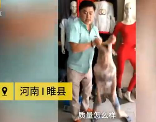 为什么写不好的创意文案？为什么写出的文案不卖货？  这一定是很多广告人心底难言的痛，多少黑丝都熬成了白发。    为什么呢?    我觉得可能是缺了一个系统可靠的思维逻辑。    所以别人每次写起文案时总是逻辑清晰，言之有物。而自己写的时候，更多的是碎片化的，混散的，不知道该怎么去推进。    之前介绍过一个最根本的卖货文案逻辑，包含3个问题：     1、我为什么要买你的这个产品？  2、这么厉害?我凭什么信你？  3、为什么现在就要买？能不能等几天买？    这衍生出来就是卖货文案的三大步骤：激发欲望——建立信任——引导立刻下单。    围绕这三大步骤去对症下药，一枝一叶、一招一式都有的放矢，文案卖货效果大概率稳步提升。      一、激发消费者购买欲望   尤金·舒瓦兹在《创新广告》中说到：  文案无法创造购买商品的欲望，只能唤起原本就存在于百万人心中的希望，梦想，恐惧或者渴望，然后将这些“原本就存在的渴望”导向特定商品。   简言之，文案不创造购买欲，而是激发购买欲。  结合关建明老师《爆款文案》提到的感官占领、恐惧诉求、认知对比、使用场景、畅销、顾客证言6个理论。   我也归纳了这几个激发消费者欲望的方法：    1）感官占领  2）恐惧诉求  3）社会认同  4）购买合理化  5）自我实现    下面，分别给大家一一道来：   1、感官占领：文案要有画面感     人类所有直观体验和感受都是由先我们的感官去感知的，我们用眼睛去判断美、用鼻子去闻、用耳朵去听、用嘴巴去尝、用身体去触碰。   那如何能调动消费者的感官？   最直接的方法就是站在消费视角，具象化地告诉消费者，使用这个产品时他的感官都会有什么样的体验，并让这些体验成为具有画面感的文字。   咱们看看舌尖上中国的文案，是如何写的：       稻花鱼去内脏，在灶上摆放整齐，用微弱的炭火熏烤一夜，现在需要借助空气和风的力量，风干与发酵，将共同制造出特殊的风味，糯米布满菌丝，霉菌产生的各种酶，使淀粉水解成糖，最终得到爽口的酸甜。  甜米混合盐和辣椒，一同塞进鱼腹中，稻花鱼可以直接吃，也适合蒸或油炸，不管用哪种做法，都盖不住腌鱼和糯米造就的迷人酸甜。   为什么当年《舌尖上的中国》一直获得好评，成为许多人的下饭节目？除了画面的精美外，还有这些文案旁白的加持。    这样的文案没有笼统地说好吃，美味。而是把自己当做正在做菜的人，把食材和环境调配起来，将眼睛、舌尖、耳朵、鼻子感受到的细节放大，调动消费者的味蕾。   文案在头脑中产生清晰画面感，只是听文案都止不住咽口水。   再比如当你说一块饼脆的时候，“薄脆” 一个词并不能让人感同身受，而要是说 “神奇的牛轧糖葱香米饼，一口咬下54层”，你脑袋里就有画面感了，让你的视觉和味觉产生联动。   同样，当形容床垫质量好，一句 “选材矜贵” 往往无法体现，而用 “平均30只羊的产绒量仅够做一张床垫” 就会具象很多。       2、恐惧诉求：科学地“吓唬”     首先我们要清楚，人们会恐惧什么？    一句话，恐惧的源头就是——害怕失去。失去健康，名声、地位、生命、金钱、朋友、已经得到的东西。    知道了产品对应的消费者痛点，我们还要塑造产品的使用使用场景，严重后果以及对应合理的解决方案。   2016年南孚推出了一款轻巧型的充电宝，但是当时的充电宝市场已经饱和了，这款充电宝的最大亮点就是轻巧。基于此南孚通过利用漫画的形式给消费者设置了3个痛苦场景。   下班后约会、晚上聚会、逛街一天的时候要时间带着笨重的充电宝。而如果不解决，不购买，你就会继续拿着大块头的充电宝受罪。这两步首先就打动了消费者。        对于恐惧诉求的使用，我们主要可以参考省事型、预防型和治疗型这3种。    省事型：    神州专车 我怕黑专车     神州专车的恐惧诉求=车里一个怪蜀黍(痛苦场景) +心存侥幸，身处险境(严重后果)   预防型：    “别让你的孩子输在起跑线上” 是一个典型的预防型案例，类似的还有有道翻译官。   我伶牙俐齿谈笑风生/却被美国海关问得一声不吭  ——17年Q1提成36万的猪场销售Lily     我日敲千行代码/却被新宿地铁站绕成路人甲  ——专研人工智能的西二旗程序员 Adam     治疗型：    比如得了灰指甲(痛苦场景)，一个传染俩(严重后果)，问你怎么办，马上用亮甲。   另外，在使用恐惧诉求的时候，一定要注意降低决策成本和执行难度。要给消费者一个足够简单、容易执行的解决方案。   同时要注意在唤起恐惧的过程中，威胁的易遭受性往往比严重性要更关键。因为大多数人都是无远虑而有近忧。   3、社会认同：制造繁荣和流行     《影响力》书中提到 “社会认同原理”，指的是：人在群体中行为往往会受到他人影响，甚至会根据周围人的反应作出相应的反应。    有一个关于从众心理非常有趣的视频。  一个诊所里，一群人除了一个紫衣妹子之外，依照事先安排好的，听到滴声就会站起来。等到几轮之后，紫衣妹子也会自觉听到滴声站起来。而当这群人都走完了之后，紫衣妹子听到滴声还是会自觉站起来。   科学家认为，这种内化的群体行为就是我们所称的社会学习，从我们很小开始，当我们看到团体成员做某件事情的时候，大脑会因为我们跟从了他们的脚步而奖励我们。   就像被测试者说的，当我不去从众时，我感觉被排挤了。而从众会让我自在很多。   从众心理还有一种降低损失的自我暗示，如果不从众，感觉会损失什么。比如就餐时，大家都会认为门店外排队长的肯定好吃；纸质书的 “畅销多少万册” 会让你更愿意掏钱。   所以，你可以列出自己的销量、用户量、好评量等数据，让人更想去购买。       香飘飘奶茶 连续五年，成交量遥遥领先，围起来可绕地球十圈。  拼多多 3亿人都在拼的购物APP  唯品会?注册会员突破一亿    但如果你的销量数据很寒酸，那可以尝试突出某一次或几次的畅销现象，同样能给人这样的畅销错觉。   4、购买合理化：让消费理直气壮     购买合理化也就是为自己的购买行为找个合理借口，当我们告诉消费者，这个产品是为了以下4件事的时候，会更容易激发他的购买欲。   补偿自己：    如果一个人觉得自己已经为别人付出很多了，或者为了某一个目标付出了太多，他就会想要一些 “补偿” 一下自己。比如：    吃点好的，很有必要(三全水饺)  女人更年要静心(静心口服液)   也可以是精神的关怀，去慰藉消费者的心理。比如：京东小金库的《你不必成功》。   你不必把这杯白酒干了，喝到胃穿孔，也不会获得帮助，不会获得尊重。你不必放弃玩音乐，不必出专辑，也不必放弃工作，不必介意成为一个带着奶瓶的朋克。你不必背负那么多，你不必成功。      激励自己：    选择这个产品的人，主要是求上进，为了能力提升、人脉拓展、事业发展等。   我是梅仁礼   公司小、人脉少、拓展难   还好有脉脉，精准锁定合作伙伴   现在我的公司风生水起  来脉脉介绍自己，机遇人脉主动找你      脉脉的海报文案抓住了职场人的几大痛点，介绍下载脉脉就能帮助自己获得成长，这是为了激励自己。   补偿或者感恩别人：    如果一个人觉得别人为了他付出很多，而自己却对应付出很少，那他就会产生对别人的愧疚感，想要做出一些补偿别人的行为。    比如确保孩子健康成长、有美好前途。比如回报自己的父母、亲朋好友。    想留你在身边，更想你拥有全世界——招商银行番茄炒蛋刷屏广告  就算是家人，也要继续当恋人——明基投影仪  让妈妈开心的礼物，开了又开——苹果       追求健康：    保持健康，增强体质，减少疾病风险，消除患病痛苦。这些既是人类生存的基本物质需求，也不断进阶衍生永无止境的欲望。    每天一杯奶，强壮中国人——伊利  爱心妈妈，呵护全家——舒肤佳   5、满足尊重需求：自我实现    在马斯洛需求理论里，尊重需求属于较高层次的需求，如：成就、信心、名声、地位、被他人尊重和晋升机会等。   尊重需求既包括对成就或自我价值的个人感觉，也包括他人对自己的认可与尊重。   好的文案会激发出消费者的好胜心和美好愿景，好胜心不仅是要胜过别人，还要胜过自己，当拥有我们的产品之后，你会变美，变聪明，变强大，变得更有魅力。   比如人头马的文案：一生，活出不止一生。这是说喝人头马的人都是生活丰富多彩。      当然，也可以反其道而行之，比如盐城交警的这个文案，也是利用人们的好胜心(好面子)劝诫大家骑摩托的时候要带头盔。       还有前程无忧的一组招聘海报。    你做着喝5杯啤的8两白的10杯洋的才算给老领导面子的活儿，我前程无忧。    你们，做着早9点上班晚10点下班每周休1天的活儿，我们前程无忧。        好了，以上就是激发消费者欲望的5个方法。   当我们的文案激发了消费者的购买欲望后，接下来就需要解决他们的信任问题了，如果消费者不信任你所说的，一切都是白搭。   那如何赢得读者信任呢？往下看！      二、快速建立信任   奥美大神奥格威有一句话：  消费者不是低能儿，她们是你的妻女。若是你以为一句简单的口号和几个枯燥的形容词就能够诱使她们买你的东西，那你就太低估她们的智商了。她们需要你给她们提供全部信息。    消费者天生不相信广告，特别是随着朋友圈微商的泛滥，大家对广告的信任度更加降低。   如果说激发购买欲望是给消费者购买找到感性依据，那么建立起信任，就需要文案给他们呈上一个理性证据。   这里也有4个建立信任的实用方法：   1、权威转嫁：为品牌增加强力背书     做好权威转嫁，一是塑造权威的高地位，在行业举足轻重，所有人都希望得到他的认可。二是描述权威的高标准，一般人无法获得，得之不易。   没想稻这个品牌就是深谙其道，它是一个卖五常大米的品牌，专门请来香港食神戴龙(高地位)为品牌站台，赌王曾经花5000港币就为吃一口他做的炒饭(高标准)。   没想稻借戴龙的权威之口说出 “在这一碗米饭里面，我看到了真心”，以此建立消费者的信任。         2、事实证明：让产品自己说话    之前有一家生产钢化膜的公司，为了例证他们家钢化膜能够有效防止碎屏。就拍过用锤子砸贴了膜的手机这样的实验。   所以，如果你的产品有独特优势，如何才能够让消费者相信呢？用事实来证明是个不错的方法。   河南睢县的一名丝袜销售经理，为了展示丝袜质量，他把八岁儿子装进丝袜里面，提起来猛duang~视频一下子传播出去了，效果非常好。他的丝袜销量也一下子翻了几倍。        还有小米体重秤 “喝杯水都可感知的精准” 也是利用事实证明来建立信任的好案例。    常秤重的人，最大的烦恼就是担心秤测量不精确，而对于减肥的人来说，每天都要上秤几次，分毫必究。   当一款秤可以精确到100g(市面上多数的秤都是200g)，能做到喝杯水都能感知，你会不会心动呢？        3、顾客证言：让客户成为代言人    金杯银杯不如老百姓的口碑。   我们会根据豆瓣的评分决定是否去看这场电影；我们被微博的里的水军带节奏而影响对事情本身的判断；我们会因为卖家秀长草或者拔草。   所以你看，其他人的选择会对我们的决定产生多大的影响。而收集客户证言并不难，为什么不做呢？   不过，很多顾客证言大多都是 “我以前有某某烦恼，自从用了这款产品，问题解决了，我很开心”。很像朋友圈的微商体，刚看第一句，你就关了。   一流证言文案=破解更大焦虑+树立幸福榜样+激发向往憧憬。   比如奥斯汀轿车：“ 我用驾驶奥斯汀轿车省下的钱，送儿子到格罗顿学校念书 ”    文案的前半段是说一个外交官最近换了奥斯丁车，他们家用车一直非常频繁，一次晚饭的时候，他琢磨出 “ 我用驾驶奥斯汀轿车省下的钱，送儿子到格罗顿学校(美国非常牛的学校)念书 ” 而且他还仔细地算了一笔账：   1）您现在只要花1795美元(包括250美元的额外配件)就能买到新款的奥斯汀默塞特豪华车，非常合算。  2）英国的汽车价钱是每加仑60美分，因此我们要研制出更省油的车，新款奥斯汀车每加仑油可以跑30英里，如果开得慢一点更省油。  3）油箱里可以加10加仑的油，能行驶350公里——从纽约出发不用加油可以开到弗吉尼亚州的里士满。  就我们的估算，奥斯汀使您的总费用下降近50%……(下面介绍车的性能，略)    虽然奥斯汀这个品牌已经消失了，但当时而言，奥格威这篇广告甚至惊动了《时代》周刊和格罗顿学校校长。   奥格威的证言文案，厉害就在于他对消费者心理的洞察。他没有着重去写这车子性能如何好，而是从节省、孩子教育这个角度出发，非常符合一个真实中年男人的心理状态。    4、化解顾虑：打消所有购买障碍    即便消费者对你的产品已经非常动心了，但还是会比较担心这3类问题。   产品：产品收到后不满意怎么办？(能否退货)，坏了怎么办？(是否保修)   服务：邮费、安装费谁来承担(是否包邮，是否有运费险)，是否送货上门？   隐私：购买一些隐私产品时，送货会不会被人发现？      这些都是需要提前就告诉消费者，他了解得越多，就越能建立对你的信任。    好了，我们一步步，在每一个环节也解决了消费者的信任问题，但如果想让消费者马上行动起来，还得需要引导下单。   所以最后一步，一定不要错过。        三、引导消费者立刻下单    终于，你打消了消费者的顾虑，她加入了购物车，准备拿出钱包付款了。    这个时候，消费者往往又开始衡量购买产品带来的好处和即将失去金钱的痛苦，犹豫是否真的需要完成这次购买。       这时，可以用以下几招引导消费者立刻下单：    1）降低消费者决策成本  2）价格锚点  3）算账对比  4）稀缺性（限时限量限身份）  5）使用场景     1、降低消费者决策成本：各个击破    这个月的预算好像超标了哦，要不等下次再买 (金钱成本)    买了这款包别人会不会觉得我装逼啊 (形象成本)    这堂课程是挺好的，但又要注册又要推荐码，好麻烦 (行动成本)    这款蛋糕真的好好吃，但是吃完了肯定会变胖，还是不要买了 (健康成本/形象成本)  ......   你看，消费者在最后掏钱的时候就是这么纠结，李叫兽也提过最终影响消费决策的6大消费者成本，包括金钱成本、形象成本、行动成本、学习成本、健康成本、决策成本等。   作为营销人，就需要准确识别消费者可能要付出的成本，并予以 “弥补”，降低他们的消费成本，这样消费者才可能毫不犹豫就下单。       2、设置价格锚点：让选择更快速    价格锚点，是在1992年由托奥斯基提出的，他认为消费者在对产品价格并不确定的时候，会采取两种非常重要的原则——避免极端和寻求对比。   避免极端：    在有3个或者更多选择时，很多人不会选择最低或者最高的选项，而是更倾向于选择中间的那个产品。       寻求对比：    有人做过这样一个实验，他们把消费者分成两组，分别问一种消炎药值多少钱。   A组：你觉得这盒消炎药多少钱？然后结果是，大部分估价50元左右。    B组：你觉得这盒消炎药价格是高于还是低于500元？然后结果是，即使B组所有人都觉得这个感冒药不可能有500元，但是他们仍然估出了不合理的高价格：200元。   在这里，B组消费者刚开始被问的这个 “500元” 就是一次锚定，它让消费者对产品的估值提高，而且一切都发生在隐藏中，潜移默化。   当消费者无法判断产品的价值高低的时候，他们会去选择一些同类的产品去做对比。比如同类产品中热销的产品价格，就是一个可以利用的价格锚点。          3、算账对比：帮消费者做计算    当消费者准备买单的时候，她可能开始要算账了，觉得好像有点贵。这个时候你不妨帮她去算个账。   《爆款文案》里写了两种算账方法能让消费者觉得很划算——平摊和省钱。   平摊：当产品很耐用，但价格比较高时，我们可以把价格除以使用天数，算出一天多少钱，让他感觉划算。   比如一个洗碗机2800元，几乎和一部手机价格一样了，当你告诉消费者一天只要1.5元，就能让你从油腻的厨房里解放出来的时候，消费者就不会再因为价格而担忧了。   这招卖课的喜欢用，把 199 块钱一年的课，分摊成 5 毛钱一天。    省钱：如果产品节水、节电或替代其他消费，帮他算出每年，或是10年能帮他省多少钱，当他发现很快可以回本的时候，他就觉得购买时划算的。        除了这两个方法，还可以去增加产品的附加价值，让消费者感觉赚到。    看看兰蔻这个双十一的促销广告，小黑瓶单瓶1480元，但是买一个就能同时拥有9个其他商品，消费者感觉一下子赚到。       4、强调稀缺：机会稍纵即逝     这是百试不爽的一招。限时限量限身份其实就是打造产品或者优惠的稀缺性，利用饥饿心理去促使消费者完成购买。             而说到稀缺性的打造，那就不能不说DR钻戒：男士一生仅能定制一枚。   DR钻戒(Darry Ring)品牌从诞生起便立下浪漫规定，男士凭身份证一生仅能定制一枚，赠予此生唯一挚爱的女士，寓意 “一生?唯一?真爱”。购买时，签署一生唯一真爱协议，终生不可更改。       5、突出使用场景：让幸福近在眼前   大多购物都是冲动消费：这条裙子很美、这个榨汁机也好想要，然后就把这些东西放在购物车了，但却迟迟未下单。    为什么呢？因为消费者缺一个马上要用它们的场景。   你应该去为消费者设计那些可能的场景，帮他们去想象拥有这件物品，将会马上获得怎样的幸福和快感。        在焖烧罐刚推出来的时候，我就特别种草，当时想着焖烧罐可以节省时间煮粥。   而文案则细化了这些场景，户外旅游或者带上孩子野餐时有新鲜干净的食物；远途出差乘坐火车时，别人吃着泡面，你的焖烧壶却是一碗香喷喷的汤......这些场景直接促成了我最终购买了。    那么到这里，一篇不错的卖货文案已经是初具雏形，再继续往下优化，你肯定会越写越好。   文案所有的经验，就是要重新揉碎总结，建立起一套属于自己的系统思维逻辑。