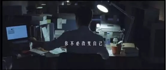 为什么写不好的创意文案？为什么写出的文案不卖货？  这一定是很多广告人心底难言的痛，多少黑丝都熬成了白发。    为什么呢?    我觉得可能是缺了一个系统可靠的思维逻辑。    所以别人每次写起文案时总是逻辑清晰，言之有物。而自己写的时候，更多的是碎片化的，混散的，不知道该怎么去推进。    之前介绍过一个最根本的卖货文案逻辑，包含3个问题：     1、我为什么要买你的这个产品？  2、这么厉害?我凭什么信你？  3、为什么现在就要买？能不能等几天买？    这衍生出来就是卖货文案的三大步骤：激发欲望——建立信任——引导立刻下单。    围绕这三大步骤去对症下药，一枝一叶、一招一式都有的放矢，文案卖货效果大概率稳步提升。      一、激发消费者购买欲望   尤金·舒瓦兹在《创新广告》中说到：  文案无法创造购买商品的欲望，只能唤起原本就存在于百万人心中的希望，梦想，恐惧或者渴望，然后将这些“原本就存在的渴望”导向特定商品。   简言之，文案不创造购买欲，而是激发购买欲。  结合关建明老师《爆款文案》提到的感官占领、恐惧诉求、认知对比、使用场景、畅销、顾客证言6个理论。   我也归纳了这几个激发消费者欲望的方法：    1）感官占领  2）恐惧诉求  3）社会认同  4）购买合理化  5）自我实现    下面，分别给大家一一道来：   1、感官占领：文案要有画面感     人类所有直观体验和感受都是由先我们的感官去感知的，我们用眼睛去判断美、用鼻子去闻、用耳朵去听、用嘴巴去尝、用身体去触碰。   那如何能调动消费者的感官？   最直接的方法就是站在消费视角，具象化地告诉消费者，使用这个产品时他的感官都会有什么样的体验，并让这些体验成为具有画面感的文字。   咱们看看舌尖上中国的文案，是如何写的：       稻花鱼去内脏，在灶上摆放整齐，用微弱的炭火熏烤一夜，现在需要借助空气和风的力量，风干与发酵，将共同制造出特殊的风味，糯米布满菌丝，霉菌产生的各种酶，使淀粉水解成糖，最终得到爽口的酸甜。  甜米混合盐和辣椒，一同塞进鱼腹中，稻花鱼可以直接吃，也适合蒸或油炸，不管用哪种做法，都盖不住腌鱼和糯米造就的迷人酸甜。   为什么当年《舌尖上的中国》一直获得好评，成为许多人的下饭节目？除了画面的精美外，还有这些文案旁白的加持。    这样的文案没有笼统地说好吃，美味。而是把自己当做正在做菜的人，把食材和环境调配起来，将眼睛、舌尖、耳朵、鼻子感受到的细节放大，调动消费者的味蕾。   文案在头脑中产生清晰画面感，只是听文案都止不住咽口水。   再比如当你说一块饼脆的时候，“薄脆” 一个词并不能让人感同身受，而要是说 “神奇的牛轧糖葱香米饼，一口咬下54层”，你脑袋里就有画面感了，让你的视觉和味觉产生联动。   同样，当形容床垫质量好，一句 “选材矜贵” 往往无法体现，而用 “平均30只羊的产绒量仅够做一张床垫” 就会具象很多。       2、恐惧诉求：科学地“吓唬”     首先我们要清楚，人们会恐惧什么？    一句话，恐惧的源头就是——害怕失去。失去健康，名声、地位、生命、金钱、朋友、已经得到的东西。    知道了产品对应的消费者痛点，我们还要塑造产品的使用使用场景，严重后果以及对应合理的解决方案。   2016年南孚推出了一款轻巧型的充电宝，但是当时的充电宝市场已经饱和了，这款充电宝的最大亮点就是轻巧。基于此南孚通过利用漫画的形式给消费者设置了3个痛苦场景。   下班后约会、晚上聚会、逛街一天的时候要时间带着笨重的充电宝。而如果不解决，不购买，你就会继续拿着大块头的充电宝受罪。这两步首先就打动了消费者。        对于恐惧诉求的使用，我们主要可以参考省事型、预防型和治疗型这3种。    省事型：    神州专车 我怕黑专车     神州专车的恐惧诉求=车里一个怪蜀黍(痛苦场景) +心存侥幸，身处险境(严重后果)   预防型：    “别让你的孩子输在起跑线上” 是一个典型的预防型案例，类似的还有有道翻译官。   我伶牙俐齿谈笑风生/却被美国海关问得一声不吭  ——17年Q1提成36万的猪场销售Lily     我日敲千行代码/却被新宿地铁站绕成路人甲  ——专研人工智能的西二旗程序员 Adam     治疗型：    比如得了灰指甲(痛苦场景)，一个传染俩(严重后果)，问你怎么办，马上用亮甲。   另外，在使用恐惧诉求的时候，一定要注意降低决策成本和执行难度。要给消费者一个足够简单、容易执行的解决方案。   同时要注意在唤起恐惧的过程中，威胁的易遭受性往往比严重性要更关键。因为大多数人都是无远虑而有近忧。   3、社会认同：制造繁荣和流行     《影响力》书中提到 “社会认同原理”，指的是：人在群体中行为往往会受到他人影响，甚至会根据周围人的反应作出相应的反应。    有一个关于从众心理非常有趣的视频。  一个诊所里，一群人除了一个紫衣妹子之外，依照事先安排好的，听到滴声就会站起来。等到几轮之后，紫衣妹子也会自觉听到滴声站起来。而当这群人都走完了之后，紫衣妹子听到滴声还是会自觉站起来。   科学家认为，这种内化的群体行为就是我们所称的社会学习，从我们很小开始，当我们看到团体成员做某件事情的时候，大脑会因为我们跟从了他们的脚步而奖励我们。   就像被测试者说的，当我不去从众时，我感觉被排挤了。而从众会让我自在很多。   从众心理还有一种降低损失的自我暗示，如果不从众，感觉会损失什么。比如就餐时，大家都会认为门店外排队长的肯定好吃；纸质书的 “畅销多少万册” 会让你更愿意掏钱。   所以，你可以列出自己的销量、用户量、好评量等数据，让人更想去购买。       香飘飘奶茶 连续五年，成交量遥遥领先，围起来可绕地球十圈。  拼多多 3亿人都在拼的购物APP  唯品会?注册会员突破一亿    但如果你的销量数据很寒酸，那可以尝试突出某一次或几次的畅销现象，同样能给人这样的畅销错觉。   4、购买合理化：让消费理直气壮     购买合理化也就是为自己的购买行为找个合理借口，当我们告诉消费者，这个产品是为了以下4件事的时候，会更容易激发他的购买欲。   补偿自己：    如果一个人觉得自己已经为别人付出很多了，或者为了某一个目标付出了太多，他就会想要一些 “补偿” 一下自己。比如：    吃点好的，很有必要(三全水饺)  女人更年要静心(静心口服液)   也可以是精神的关怀，去慰藉消费者的心理。比如：京东小金库的《你不必成功》。   你不必把这杯白酒干了，喝到胃穿孔，也不会获得帮助，不会获得尊重。你不必放弃玩音乐，不必出专辑，也不必放弃工作，不必介意成为一个带着奶瓶的朋克。你不必背负那么多，你不必成功。      激励自己：    选择这个产品的人，主要是求上进，为了能力提升、人脉拓展、事业发展等。   我是梅仁礼   公司小、人脉少、拓展难   还好有脉脉，精准锁定合作伙伴   现在我的公司风生水起  来脉脉介绍自己，机遇人脉主动找你      脉脉的海报文案抓住了职场人的几大痛点，介绍下载脉脉就能帮助自己获得成长，这是为了激励自己。   补偿或者感恩别人：    如果一个人觉得别人为了他付出很多，而自己却对应付出很少，那他就会产生对别人的愧疚感，想要做出一些补偿别人的行为。    比如确保孩子健康成长、有美好前途。比如回报自己的父母、亲朋好友。    想留你在身边，更想你拥有全世界——招商银行番茄炒蛋刷屏广告  就算是家人，也要继续当恋人——明基投影仪  让妈妈开心的礼物，开了又开——苹果       追求健康：    保持健康，增强体质，减少疾病风险，消除患病痛苦。这些既是人类生存的基本物质需求，也不断进阶衍生永无止境的欲望。    每天一杯奶，强壮中国人——伊利  爱心妈妈，呵护全家——舒肤佳   5、满足尊重需求：自我实现    在马斯洛需求理论里，尊重需求属于较高层次的需求，如：成就、信心、名声、地位、被他人尊重和晋升机会等。   尊重需求既包括对成就或自我价值的个人感觉，也包括他人对自己的认可与尊重。   好的文案会激发出消费者的好胜心和美好愿景，好胜心不仅是要胜过别人，还要胜过自己，当拥有我们的产品之后，你会变美，变聪明，变强大，变得更有魅力。   比如人头马的文案：一生，活出不止一生。这是说喝人头马的人都是生活丰富多彩。      当然，也可以反其道而行之，比如盐城交警的这个文案，也是利用人们的好胜心(好面子)劝诫大家骑摩托的时候要带头盔。       还有前程无忧的一组招聘海报。    你做着喝5杯啤的8两白的10杯洋的才算给老领导面子的活儿，我前程无忧。    你们，做着早9点上班晚10点下班每周休1天的活儿，我们前程无忧。        好了，以上就是激发消费者欲望的5个方法。   当我们的文案激发了消费者的购买欲望后，接下来就需要解决他们的信任问题了，如果消费者不信任你所说的，一切都是白搭。   那如何赢得读者信任呢？往下看！      二、快速建立信任   奥美大神奥格威有一句话：  消费者不是低能儿，她们是你的妻女。若是你以为一句简单的口号和几个枯燥的形容词就能够诱使她们买你的东西，那你就太低估她们的智商了。她们需要你给她们提供全部信息。    消费者天生不相信广告，特别是随着朋友圈微商的泛滥，大家对广告的信任度更加降低。   如果说激发购买欲望是给消费者购买找到感性依据，那么建立起信任，就需要文案给他们呈上一个理性证据。   这里也有4个建立信任的实用方法：   1、权威转嫁：为品牌增加强力背书     做好权威转嫁，一是塑造权威的高地位，在行业举足轻重，所有人都希望得到他的认可。二是描述权威的高标准，一般人无法获得，得之不易。   没想稻这个品牌就是深谙其道，它是一个卖五常大米的品牌，专门请来香港食神戴龙(高地位)为品牌站台，赌王曾经花5000港币就为吃一口他做的炒饭(高标准)。   没想稻借戴龙的权威之口说出 “在这一碗米饭里面，我看到了真心”，以此建立消费者的信任。         2、事实证明：让产品自己说话    之前有一家生产钢化膜的公司，为了例证他们家钢化膜能够有效防止碎屏。就拍过用锤子砸贴了膜的手机这样的实验。   所以，如果你的产品有独特优势，如何才能够让消费者相信呢？用事实来证明是个不错的方法。   河南睢县的一名丝袜销售经理，为了展示丝袜质量，他把八岁儿子装进丝袜里面，提起来猛duang~视频一下子传播出去了，效果非常好。他的丝袜销量也一下子翻了几倍。        还有小米体重秤 “喝杯水都可感知的精准” 也是利用事实证明来建立信任的好案例。    常秤重的人，最大的烦恼就是担心秤测量不精确，而对于减肥的人来说，每天都要上秤几次，分毫必究。   当一款秤可以精确到100g(市面上多数的秤都是200g)，能做到喝杯水都能感知，你会不会心动呢？        3、顾客证言：让客户成为代言人    金杯银杯不如老百姓的口碑。   我们会根据豆瓣的评分决定是否去看这场电影；我们被微博的里的水军带节奏而影响对事情本身的判断；我们会因为卖家秀长草或者拔草。   所以你看，其他人的选择会对我们的决定产生多大的影响。而收集客户证言并不难，为什么不做呢？   不过，很多顾客证言大多都是 “我以前有某某烦恼，自从用了这款产品，问题解决了，我很开心”。很像朋友圈的微商体，刚看第一句，你就关了。   一流证言文案=破解更大焦虑+树立幸福榜样+激发向往憧憬。   比如奥斯汀轿车：“ 我用驾驶奥斯汀轿车省下的钱，送儿子到格罗顿学校念书 ”    文案的前半段是说一个外交官最近换了奥斯丁车，他们家用车一直非常频繁，一次晚饭的时候，他琢磨出 “ 我用驾驶奥斯汀轿车省下的钱，送儿子到格罗顿学校(美国非常牛的学校)念书 ” 而且他还仔细地算了一笔账：   1）您现在只要花1795美元(包括250美元的额外配件)就能买到新款的奥斯汀默塞特豪华车，非常合算。  2）英国的汽车价钱是每加仑60美分，因此我们要研制出更省油的车，新款奥斯汀车每加仑油可以跑30英里，如果开得慢一点更省油。  3）油箱里可以加10加仑的油，能行驶350公里——从纽约出发不用加油可以开到弗吉尼亚州的里士满。  就我们的估算，奥斯汀使您的总费用下降近50%……(下面介绍车的性能，略)    虽然奥斯汀这个品牌已经消失了，但当时而言，奥格威这篇广告甚至惊动了《时代》周刊和格罗顿学校校长。   奥格威的证言文案，厉害就在于他对消费者心理的洞察。他没有着重去写这车子性能如何好，而是从节省、孩子教育这个角度出发，非常符合一个真实中年男人的心理状态。    4、化解顾虑：打消所有购买障碍    即便消费者对你的产品已经非常动心了，但还是会比较担心这3类问题。   产品：产品收到后不满意怎么办？(能否退货)，坏了怎么办？(是否保修)   服务：邮费、安装费谁来承担(是否包邮，是否有运费险)，是否送货上门？   隐私：购买一些隐私产品时，送货会不会被人发现？      这些都是需要提前就告诉消费者，他了解得越多，就越能建立对你的信任。    好了，我们一步步，在每一个环节也解决了消费者的信任问题，但如果想让消费者马上行动起来，还得需要引导下单。   所以最后一步，一定不要错过。        三、引导消费者立刻下单    终于，你打消了消费者的顾虑，她加入了购物车，准备拿出钱包付款了。    这个时候，消费者往往又开始衡量购买产品带来的好处和即将失去金钱的痛苦，犹豫是否真的需要完成这次购买。       这时，可以用以下几招引导消费者立刻下单：    1）降低消费者决策成本  2）价格锚点  3）算账对比  4）稀缺性（限时限量限身份）  5）使用场景     1、降低消费者决策成本：各个击破    这个月的预算好像超标了哦，要不等下次再买 (金钱成本)    买了这款包别人会不会觉得我装逼啊 (形象成本)    这堂课程是挺好的，但又要注册又要推荐码，好麻烦 (行动成本)    这款蛋糕真的好好吃，但是吃完了肯定会变胖，还是不要买了 (健康成本/形象成本)  ......   你看，消费者在最后掏钱的时候就是这么纠结，李叫兽也提过最终影响消费决策的6大消费者成本，包括金钱成本、形象成本、行动成本、学习成本、健康成本、决策成本等。   作为营销人，就需要准确识别消费者可能要付出的成本，并予以 “弥补”，降低他们的消费成本，这样消费者才可能毫不犹豫就下单。       2、设置价格锚点：让选择更快速    价格锚点，是在1992年由托奥斯基提出的，他认为消费者在对产品价格并不确定的时候，会采取两种非常重要的原则——避免极端和寻求对比。   避免极端：    在有3个或者更多选择时，很多人不会选择最低或者最高的选项，而是更倾向于选择中间的那个产品。       寻求对比：    有人做过这样一个实验，他们把消费者分成两组，分别问一种消炎药值多少钱。   A组：你觉得这盒消炎药多少钱？然后结果是，大部分估价50元左右。    B组：你觉得这盒消炎药价格是高于还是低于500元？然后结果是，即使B组所有人都觉得这个感冒药不可能有500元，但是他们仍然估出了不合理的高价格：200元。   在这里，B组消费者刚开始被问的这个 “500元” 就是一次锚定，它让消费者对产品的估值提高，而且一切都发生在隐藏中，潜移默化。   当消费者无法判断产品的价值高低的时候，他们会去选择一些同类的产品去做对比。比如同类产品中热销的产品价格，就是一个可以利用的价格锚点。          3、算账对比：帮消费者做计算    当消费者准备买单的时候，她可能开始要算账了，觉得好像有点贵。这个时候你不妨帮她去算个账。   《爆款文案》里写了两种算账方法能让消费者觉得很划算——平摊和省钱。   平摊：当产品很耐用，但价格比较高时，我们可以把价格除以使用天数，算出一天多少钱，让他感觉划算。   比如一个洗碗机2800元，几乎和一部手机价格一样了，当你告诉消费者一天只要1.5元，就能让你从油腻的厨房里解放出来的时候，消费者就不会再因为价格而担忧了。   这招卖课的喜欢用，把 199 块钱一年的课，分摊成 5 毛钱一天。    省钱：如果产品节水、节电或替代其他消费，帮他算出每年，或是10年能帮他省多少钱，当他发现很快可以回本的时候，他就觉得购买时划算的。        除了这两个方法，还可以去增加产品的附加价值，让消费者感觉赚到。    看看兰蔻这个双十一的促销广告，小黑瓶单瓶1480元，但是买一个就能同时拥有9个其他商品，消费者感觉一下子赚到。       4、强调稀缺：机会稍纵即逝     这是百试不爽的一招。限时限量限身份其实就是打造产品或者优惠的稀缺性，利用饥饿心理去促使消费者完成购买。             而说到稀缺性的打造，那就不能不说DR钻戒：男士一生仅能定制一枚。   DR钻戒(Darry Ring)品牌从诞生起便立下浪漫规定，男士凭身份证一生仅能定制一枚，赠予此生唯一挚爱的女士，寓意 “一生?唯一?真爱”。购买时，签署一生唯一真爱协议，终生不可更改。       5、突出使用场景：让幸福近在眼前   大多购物都是冲动消费：这条裙子很美、这个榨汁机也好想要，然后就把这些东西放在购物车了，但却迟迟未下单。    为什么呢？因为消费者缺一个马上要用它们的场景。   你应该去为消费者设计那些可能的场景，帮他们去想象拥有这件物品，将会马上获得怎样的幸福和快感。        在焖烧罐刚推出来的时候，我就特别种草，当时想着焖烧罐可以节省时间煮粥。   而文案则细化了这些场景，户外旅游或者带上孩子野餐时有新鲜干净的食物；远途出差乘坐火车时，别人吃着泡面，你的焖烧壶却是一碗香喷喷的汤......这些场景直接促成了我最终购买了。    那么到这里，一篇不错的卖货文案已经是初具雏形，再继续往下优化，你肯定会越写越好。   文案所有的经验，就是要重新揉碎总结，建立起一套属于自己的系统思维逻辑。