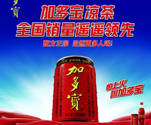 为什么写不好的创意文案？为什么写出的文案不卖货？  这一定是很多广告人心底难言的痛，多少黑丝都熬成了白发。    为什么呢?    我觉得可能是缺了一个系统可靠的思维逻辑。    所以别人每次写起文案时总是逻辑清晰，言之有物。而自己写的时候，更多的是碎片化的，混散的，不知道该怎么去推进。    之前介绍过一个最根本的卖货文案逻辑，包含3个问题：     1、我为什么要买你的这个产品？  2、这么厉害?我凭什么信你？  3、为什么现在就要买？能不能等几天买？    这衍生出来就是卖货文案的三大步骤：激发欲望——建立信任——引导立刻下单。    围绕这三大步骤去对症下药，一枝一叶、一招一式都有的放矢，文案卖货效果大概率稳步提升。      一、激发消费者购买欲望   尤金·舒瓦兹在《创新广告》中说到：  文案无法创造购买商品的欲望，只能唤起原本就存在于百万人心中的希望，梦想，恐惧或者渴望，然后将这些“原本就存在的渴望”导向特定商品。   简言之，文案不创造购买欲，而是激发购买欲。  结合关建明老师《爆款文案》提到的感官占领、恐惧诉求、认知对比、使用场景、畅销、顾客证言6个理论。   我也归纳了这几个激发消费者欲望的方法：    1）感官占领  2）恐惧诉求  3）社会认同  4）购买合理化  5）自我实现    下面，分别给大家一一道来：   1、感官占领：文案要有画面感     人类所有直观体验和感受都是由先我们的感官去感知的，我们用眼睛去判断美、用鼻子去闻、用耳朵去听、用嘴巴去尝、用身体去触碰。   那如何能调动消费者的感官？   最直接的方法就是站在消费视角，具象化地告诉消费者，使用这个产品时他的感官都会有什么样的体验，并让这些体验成为具有画面感的文字。   咱们看看舌尖上中国的文案，是如何写的：       稻花鱼去内脏，在灶上摆放整齐，用微弱的炭火熏烤一夜，现在需要借助空气和风的力量，风干与发酵，将共同制造出特殊的风味，糯米布满菌丝，霉菌产生的各种酶，使淀粉水解成糖，最终得到爽口的酸甜。  甜米混合盐和辣椒，一同塞进鱼腹中，稻花鱼可以直接吃，也适合蒸或油炸，不管用哪种做法，都盖不住腌鱼和糯米造就的迷人酸甜。   为什么当年《舌尖上的中国》一直获得好评，成为许多人的下饭节目？除了画面的精美外，还有这些文案旁白的加持。    这样的文案没有笼统地说好吃，美味。而是把自己当做正在做菜的人，把食材和环境调配起来，将眼睛、舌尖、耳朵、鼻子感受到的细节放大，调动消费者的味蕾。   文案在头脑中产生清晰画面感，只是听文案都止不住咽口水。   再比如当你说一块饼脆的时候，“薄脆” 一个词并不能让人感同身受，而要是说 “神奇的牛轧糖葱香米饼，一口咬下54层”，你脑袋里就有画面感了，让你的视觉和味觉产生联动。   同样，当形容床垫质量好，一句 “选材矜贵” 往往无法体现，而用 “平均30只羊的产绒量仅够做一张床垫” 就会具象很多。       2、恐惧诉求：科学地“吓唬”     首先我们要清楚，人们会恐惧什么？    一句话，恐惧的源头就是——害怕失去。失去健康，名声、地位、生命、金钱、朋友、已经得到的东西。    知道了产品对应的消费者痛点，我们还要塑造产品的使用使用场景，严重后果以及对应合理的解决方案。   2016年南孚推出了一款轻巧型的充电宝，但是当时的充电宝市场已经饱和了，这款充电宝的最大亮点就是轻巧。基于此南孚通过利用漫画的形式给消费者设置了3个痛苦场景。   下班后约会、晚上聚会、逛街一天的时候要时间带着笨重的充电宝。而如果不解决，不购买，你就会继续拿着大块头的充电宝受罪。这两步首先就打动了消费者。        对于恐惧诉求的使用，我们主要可以参考省事型、预防型和治疗型这3种。    省事型：    神州专车 我怕黑专车     神州专车的恐惧诉求=车里一个怪蜀黍(痛苦场景) +心存侥幸，身处险境(严重后果)   预防型：    “别让你的孩子输在起跑线上” 是一个典型的预防型案例，类似的还有有道翻译官。   我伶牙俐齿谈笑风生/却被美国海关问得一声不吭  ——17年Q1提成36万的猪场销售Lily     我日敲千行代码/却被新宿地铁站绕成路人甲  ——专研人工智能的西二旗程序员 Adam     治疗型：    比如得了灰指甲(痛苦场景)，一个传染俩(严重后果)，问你怎么办，马上用亮甲。   另外，在使用恐惧诉求的时候，一定要注意降低决策成本和执行难度。要给消费者一个足够简单、容易执行的解决方案。   同时要注意在唤起恐惧的过程中，威胁的易遭受性往往比严重性要更关键。因为大多数人都是无远虑而有近忧。   3、社会认同：制造繁荣和流行     《影响力》书中提到 “社会认同原理”，指的是：人在群体中行为往往会受到他人影响，甚至会根据周围人的反应作出相应的反应。    有一个关于从众心理非常有趣的视频。  一个诊所里，一群人除了一个紫衣妹子之外，依照事先安排好的，听到滴声就会站起来。等到几轮之后，紫衣妹子也会自觉听到滴声站起来。而当这群人都走完了之后，紫衣妹子听到滴声还是会自觉站起来。   科学家认为，这种内化的群体行为就是我们所称的社会学习，从我们很小开始，当我们看到团体成员做某件事情的时候，大脑会因为我们跟从了他们的脚步而奖励我们。   就像被测试者说的，当我不去从众时，我感觉被排挤了。而从众会让我自在很多。   从众心理还有一种降低损失的自我暗示，如果不从众，感觉会损失什么。比如就餐时，大家都会认为门店外排队长的肯定好吃；纸质书的 “畅销多少万册” 会让你更愿意掏钱。   所以，你可以列出自己的销量、用户量、好评量等数据，让人更想去购买。       香飘飘奶茶 连续五年，成交量遥遥领先，围起来可绕地球十圈。  拼多多 3亿人都在拼的购物APP  唯品会?注册会员突破一亿    但如果你的销量数据很寒酸，那可以尝试突出某一次或几次的畅销现象，同样能给人这样的畅销错觉。   4、购买合理化：让消费理直气壮     购买合理化也就是为自己的购买行为找个合理借口，当我们告诉消费者，这个产品是为了以下4件事的时候，会更容易激发他的购买欲。   补偿自己：    如果一个人觉得自己已经为别人付出很多了，或者为了某一个目标付出了太多，他就会想要一些 “补偿” 一下自己。比如：    吃点好的，很有必要(三全水饺)  女人更年要静心(静心口服液)   也可以是精神的关怀，去慰藉消费者的心理。比如：京东小金库的《你不必成功》。   你不必把这杯白酒干了，喝到胃穿孔，也不会获得帮助，不会获得尊重。你不必放弃玩音乐，不必出专辑，也不必放弃工作，不必介意成为一个带着奶瓶的朋克。你不必背负那么多，你不必成功。      激励自己：    选择这个产品的人，主要是求上进，为了能力提升、人脉拓展、事业发展等。   我是梅仁礼   公司小、人脉少、拓展难   还好有脉脉，精准锁定合作伙伴   现在我的公司风生水起  来脉脉介绍自己，机遇人脉主动找你      脉脉的海报文案抓住了职场人的几大痛点，介绍下载脉脉就能帮助自己获得成长，这是为了激励自己。   补偿或者感恩别人：    如果一个人觉得别人为了他付出很多，而自己却对应付出很少，那他就会产生对别人的愧疚感，想要做出一些补偿别人的行为。    比如确保孩子健康成长、有美好前途。比如回报自己的父母、亲朋好友。    想留你在身边，更想你拥有全世界——招商银行番茄炒蛋刷屏广告  就算是家人，也要继续当恋人——明基投影仪  让妈妈开心的礼物，开了又开——苹果       追求健康：    保持健康，增强体质，减少疾病风险，消除患病痛苦。这些既是人类生存的基本物质需求，也不断进阶衍生永无止境的欲望。    每天一杯奶，强壮中国人——伊利  爱心妈妈，呵护全家——舒肤佳   5、满足尊重需求：自我实现    在马斯洛需求理论里，尊重需求属于较高层次的需求，如：成就、信心、名声、地位、被他人尊重和晋升机会等。   尊重需求既包括对成就或自我价值的个人感觉，也包括他人对自己的认可与尊重。   好的文案会激发出消费者的好胜心和美好愿景，好胜心不仅是要胜过别人，还要胜过自己，当拥有我们的产品之后，你会变美，变聪明，变强大，变得更有魅力。   比如人头马的文案：一生，活出不止一生。这是说喝人头马的人都是生活丰富多彩。      当然，也可以反其道而行之，比如盐城交警的这个文案，也是利用人们的好胜心(好面子)劝诫大家骑摩托的时候要带头盔。       还有前程无忧的一组招聘海报。    你做着喝5杯啤的8两白的10杯洋的才算给老领导面子的活儿，我前程无忧。    你们，做着早9点上班晚10点下班每周休1天的活儿，我们前程无忧。        好了，以上就是激发消费者欲望的5个方法。   当我们的文案激发了消费者的购买欲望后，接下来就需要解决他们的信任问题了，如果消费者不信任你所说的，一切都是白搭。   那如何赢得读者信任呢？往下看！      二、快速建立信任   奥美大神奥格威有一句话：  消费者不是低能儿，她们是你的妻女。若是你以为一句简单的口号和几个枯燥的形容词就能够诱使她们买你的东西，那你就太低估她们的智商了。她们需要你给她们提供全部信息。    消费者天生不相信广告，特别是随着朋友圈微商的泛滥，大家对广告的信任度更加降低。   如果说激发购买欲望是给消费者购买找到感性依据，那么建立起信任，就需要文案给他们呈上一个理性证据。   这里也有4个建立信任的实用方法：   1、权威转嫁：为品牌增加强力背书     做好权威转嫁，一是塑造权威的高地位，在行业举足轻重，所有人都希望得到他的认可。二是描述权威的高标准，一般人无法获得，得之不易。   没想稻这个品牌就是深谙其道，它是一个卖五常大米的品牌，专门请来香港食神戴龙(高地位)为品牌站台，赌王曾经花5000港币就为吃一口他做的炒饭(高标准)。   没想稻借戴龙的权威之口说出 “在这一碗米饭里面，我看到了真心”，以此建立消费者的信任。         2、事实证明：让产品自己说话    之前有一家生产钢化膜的公司，为了例证他们家钢化膜能够有效防止碎屏。就拍过用锤子砸贴了膜的手机这样的实验。   所以，如果你的产品有独特优势，如何才能够让消费者相信呢？用事实来证明是个不错的方法。   河南睢县的一名丝袜销售经理，为了展示丝袜质量，他把八岁儿子装进丝袜里面，提起来猛duang~视频一下子传播出去了，效果非常好。他的丝袜销量也一下子翻了几倍。        还有小米体重秤 “喝杯水都可感知的精准” 也是利用事实证明来建立信任的好案例。    常秤重的人，最大的烦恼就是担心秤测量不精确，而对于减肥的人来说，每天都要上秤几次，分毫必究。   当一款秤可以精确到100g(市面上多数的秤都是200g)，能做到喝杯水都能感知，你会不会心动呢？        3、顾客证言：让客户成为代言人    金杯银杯不如老百姓的口碑。   我们会根据豆瓣的评分决定是否去看这场电影；我们被微博的里的水军带节奏而影响对事情本身的判断；我们会因为卖家秀长草或者拔草。   所以你看，其他人的选择会对我们的决定产生多大的影响。而收集客户证言并不难，为什么不做呢？   不过，很多顾客证言大多都是 “我以前有某某烦恼，自从用了这款产品，问题解决了，我很开心”。很像朋友圈的微商体，刚看第一句，你就关了。   一流证言文案=破解更大焦虑+树立幸福榜样+激发向往憧憬。   比如奥斯汀轿车：“ 我用驾驶奥斯汀轿车省下的钱，送儿子到格罗顿学校念书 ”    文案的前半段是说一个外交官最近换了奥斯丁车，他们家用车一直非常频繁，一次晚饭的时候，他琢磨出 “ 我用驾驶奥斯汀轿车省下的钱，送儿子到格罗顿学校(美国非常牛的学校)念书 ” 而且他还仔细地算了一笔账：   1）您现在只要花1795美元(包括250美元的额外配件)就能买到新款的奥斯汀默塞特豪华车，非常合算。  2）英国的汽车价钱是每加仑60美分，因此我们要研制出更省油的车，新款奥斯汀车每加仑油可以跑30英里，如果开得慢一点更省油。  3）油箱里可以加10加仑的油，能行驶350公里——从纽约出发不用加油可以开到弗吉尼亚州的里士满。  就我们的估算，奥斯汀使您的总费用下降近50%……(下面介绍车的性能，略)    虽然奥斯汀这个品牌已经消失了，但当时而言，奥格威这篇广告甚至惊动了《时代》周刊和格罗顿学校校长。   奥格威的证言文案，厉害就在于他对消费者心理的洞察。他没有着重去写这车子性能如何好，而是从节省、孩子教育这个角度出发，非常符合一个真实中年男人的心理状态。    4、化解顾虑：打消所有购买障碍    即便消费者对你的产品已经非常动心了，但还是会比较担心这3类问题。   产品：产品收到后不满意怎么办？(能否退货)，坏了怎么办？(是否保修)   服务：邮费、安装费谁来承担(是否包邮，是否有运费险)，是否送货上门？   隐私：购买一些隐私产品时，送货会不会被人发现？      这些都是需要提前就告诉消费者，他了解得越多，就越能建立对你的信任。    好了，我们一步步，在每一个环节也解决了消费者的信任问题，但如果想让消费者马上行动起来，还得需要引导下单。   所以最后一步，一定不要错过。        三、引导消费者立刻下单    终于，你打消了消费者的顾虑，她加入了购物车，准备拿出钱包付款了。    这个时候，消费者往往又开始衡量购买产品带来的好处和即将失去金钱的痛苦，犹豫是否真的需要完成这次购买。       这时，可以用以下几招引导消费者立刻下单：    1）降低消费者决策成本  2）价格锚点  3）算账对比  4）稀缺性（限时限量限身份）  5）使用场景     1、降低消费者决策成本：各个击破    这个月的预算好像超标了哦，要不等下次再买 (金钱成本)    买了这款包别人会不会觉得我装逼啊 (形象成本)    这堂课程是挺好的，但又要注册又要推荐码，好麻烦 (行动成本)    这款蛋糕真的好好吃，但是吃完了肯定会变胖，还是不要买了 (健康成本/形象成本)  ......   你看，消费者在最后掏钱的时候就是这么纠结，李叫兽也提过最终影响消费决策的6大消费者成本，包括金钱成本、形象成本、行动成本、学习成本、健康成本、决策成本等。   作为营销人，就需要准确识别消费者可能要付出的成本，并予以 “弥补”，降低他们的消费成本，这样消费者才可能毫不犹豫就下单。       2、设置价格锚点：让选择更快速    价格锚点，是在1992年由托奥斯基提出的，他认为消费者在对产品价格并不确定的时候，会采取两种非常重要的原则——避免极端和寻求对比。   避免极端：    在有3个或者更多选择时，很多人不会选择最低或者最高的选项，而是更倾向于选择中间的那个产品。       寻求对比：    有人做过这样一个实验，他们把消费者分成两组，分别问一种消炎药值多少钱。   A组：你觉得这盒消炎药多少钱？然后结果是，大部分估价50元左右。    B组：你觉得这盒消炎药价格是高于还是低于500元？然后结果是，即使B组所有人都觉得这个感冒药不可能有500元，但是他们仍然估出了不合理的高价格：200元。   在这里，B组消费者刚开始被问的这个 “500元” 就是一次锚定，它让消费者对产品的估值提高，而且一切都发生在隐藏中，潜移默化。   当消费者无法判断产品的价值高低的时候，他们会去选择一些同类的产品去做对比。比如同类产品中热销的产品价格，就是一个可以利用的价格锚点。          3、算账对比：帮消费者做计算    当消费者准备买单的时候，她可能开始要算账了，觉得好像有点贵。这个时候你不妨帮她去算个账。   《爆款文案》里写了两种算账方法能让消费者觉得很划算——平摊和省钱。   平摊：当产品很耐用，但价格比较高时，我们可以把价格除以使用天数，算出一天多少钱，让他感觉划算。   比如一个洗碗机2800元，几乎和一部手机价格一样了，当你告诉消费者一天只要1.5元，就能让你从油腻的厨房里解放出来的时候，消费者就不会再因为价格而担忧了。   这招卖课的喜欢用，把 199 块钱一年的课，分摊成 5 毛钱一天。    省钱：如果产品节水、节电或替代其他消费，帮他算出每年，或是10年能帮他省多少钱，当他发现很快可以回本的时候，他就觉得购买时划算的。        除了这两个方法，还可以去增加产品的附加价值，让消费者感觉赚到。    看看兰蔻这个双十一的促销广告，小黑瓶单瓶1480元，但是买一个就能同时拥有9个其他商品，消费者感觉一下子赚到。       4、强调稀缺：机会稍纵即逝     这是百试不爽的一招。限时限量限身份其实就是打造产品或者优惠的稀缺性，利用饥饿心理去促使消费者完成购买。             而说到稀缺性的打造，那就不能不说DR钻戒：男士一生仅能定制一枚。   DR钻戒(Darry Ring)品牌从诞生起便立下浪漫规定，男士凭身份证一生仅能定制一枚，赠予此生唯一挚爱的女士，寓意 “一生?唯一?真爱”。购买时，签署一生唯一真爱协议，终生不可更改。       5、突出使用场景：让幸福近在眼前   大多购物都是冲动消费：这条裙子很美、这个榨汁机也好想要，然后就把这些东西放在购物车了，但却迟迟未下单。    为什么呢？因为消费者缺一个马上要用它们的场景。   你应该去为消费者设计那些可能的场景，帮他们去想象拥有这件物品，将会马上获得怎样的幸福和快感。        在焖烧罐刚推出来的时候，我就特别种草，当时想着焖烧罐可以节省时间煮粥。   而文案则细化了这些场景，户外旅游或者带上孩子野餐时有新鲜干净的食物；远途出差乘坐火车时，别人吃着泡面，你的焖烧壶却是一碗香喷喷的汤......这些场景直接促成了我最终购买了。    那么到这里，一篇不错的卖货文案已经是初具雏形，再继续往下优化，你肯定会越写越好。   文案所有的经验，就是要重新揉碎总结，建立起一套属于自己的系统思维逻辑。