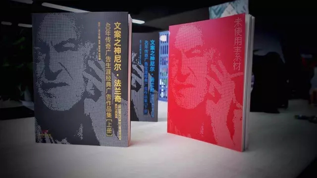 黑弧奥美内部的一份文案培训资料《文案是世界上最简单的工作》，挺有意思。人狠话不多，言语到位，表达粗暴，毫不矫情，字字经验。简要的分享给大家，值得慢慢品来。  ▼    Copy writer？恭喜你，你选择了世界上最简单的一份工作！    不是吗？其实我对文案的要求只有2条：    1、说人话。  2、当你发现你没有在说人话的时候，请参见第一条。    OK，OK，OK，OK，OK，我知道你们有很多的理由……    1、搭档很混蛋！  2、总监很混蛋！  3、老板很混蛋！  4、客户很混蛋！  …………    嗯，没错，你身边所有的混蛋都不理解你文字的精妙，你创意的神奇，全世界都在跟你一个人做对，各种缘由桎梏着你无法向前。    可问题是：关他们屁事！    文案第一法则：    你的文字只跟你一个人相关，请慎重地写下每一个字，因为它们会伴随你一辈子。    请首先回忆一下：    你敢把你今天写下的文字给你的父母看么?  你敢站在人群中大声朗读你写下的文字并为之骄傲么?  你敢在老去之后抱着孙子给他看你写于2011年的文字么?  你敢在你为找工作准备的作品集里放进你今天写的文字么?  ......    如果你自己都不愿意写，那他妈的肯定没人愿意读！    如果你天生不喜欢文字。  如果你感受不到文字的魅力。  如果你仅当写字是份工作而已。  如果你看到的好的文字对你内心没有触动。  如果你觉得看到的好文字都在遥不可及的远方。  如果你平时完全没有随便什么关于文字的爱好。  我的建议是——转行吧！    如果你想写文案，继续听后面的。      文案第二法则：   Eric说，文案就像大便，你肚子里得有货才拉得出来！    如果你还没来得及养成阅读的习惯，那就从现在开始养起，随身带着你正在读的书本，抽空读。睡觉之前坚持读上10分钟，权当催眠，每天如是，一年下来也够看完几本书了。    看电影看碟，体会别人的人生，second life，有个完整的90分钟就可以看。手机看、电脑看、DVD，白马音响很便宜。    每月，至少开销200元在图书音像上。真的不贵!而你获得的，远比这200元来的多得多。    通过大量阅读养成良好的语感，或者者叫文字感觉；增长见识，扩大知识面；形成自己的世界观。    PS：文案必读《Neil French》、《创意之道-32位全球顶尖广告人的创意之道》。不要给我说买不到，一百度满网络都是，不会比在淘宝找件衣服更困难。          文案第三法则：    有世界观的文案，才是好文案！    文案工作是一个讲究世界观的工作，要命的是，你到底有没有自己的世界观？你怎么看待房子？你怎么看待老婆？你怎么看待郭德刚？你怎么看待加班？你怎么看待费列罗？你怎么看待红十字会？    我们支付给你的薪水，不是为了你写那些言辞乏味内容空洞的文字，而是给你的观点的，我们需要你在文字里把他们亮出来！      文案第四法则：    有故事文案，才是好文案！    合格的文案能给自己的标题配张好图，优秀的文案能给自己的标题演场电影。    这就叫画面感！做一个会讲故事的文案，画面感自然产生。          文案第五法则：    所有的点子都产生于销售案场！    我们的祖师爷Ogilvy老先生说，广告是纸上推销术。没错，牢牢记住这一点。推销!你真的以为坐在办公室里风吹不着雨淋不着日晒不着闭门造车就能写出好广告来了？    老先生那个著名的关于80码时候的电子钟声音的汽车广告你难道以为他是在办公室里写出来的？      在时速六十英里时，这辆新款劳斯莱斯汽车上的最大噪声来自它的电子钟。    如果你无法像了解自己的手指一样了解项目，那你怎么去推销它？你能在广告里说什么？说什么都是干瘪无味的！    到现场去！每周去呆上一整天，或者两个整天！每一秒钟都把眼睛睁大，把耳朵竖高，全面记录下在现场发生的一切。当你真这么干了，你收获到的是客户和团队对你癿尊敬，而不是现在这样。      文案第六法则：    文案最重要的三件事：标题！标题！还是标题！    没有长文案或者长标题，只有太长的文案和标题。    写得不对，两个字都嫌多！    时刻记得这一点：    你就坐在我的对面，你急切地需要把这套房子卖给我。你应该用什么样的话来开场才能吸引我的注意又不致引起我的反感？    想明白了，OK，标题就有了。    所有的文案培训资料里都会提到奥美的文案5步法，大抵如下：    1、收集。和所有相关人聊，把所有项目资料都放在手边。    2、咀嚼。思考时不写作，写作时不思考，看看清楚，想想明白。    3、抛开。还是不写，躲远些，等沉淀下来。    4、窜出。所有资料充分在大脑里发酵，然后喷涌而出不可收拾。    5、检验。对照Brief，遵循你的直觉，而非Brief，确信它是好的。      文案第七法则：    说出来，而不是写出来！    80年代末到90年代初，王朔只干了一件事，就是把日常口语写在了纸上，然后，就保证了他这一辈子的富贵。    把自己放在作品里，用你的生活去活化你的文案。如果有什么感动了你，有很大机会，也会感动别人！      文案第八法则：    把形容词从你的字库里剔除干净！    名词比形容词好，动词比名词好，所以最好的文案是：操！    动词的广告很容易就产生煽动形，行动性，更容易产生电影镜头感。    名词次之，基本是罗列影像，通过文字描述的意境去感染你，让你自己产生共鸣，比较有画面感。而形容词，基本上是无能的人用来遮羞的破布。        好了，是不是很过瘾的一番言论？反正我自个儿看得挺带劲。    人人都有自己的观点，不全信奉别人的，也不妄自菲薄自己的。大家自行筛选、剥离、消化。    他山之石，可以攻玉。自山之石，可以守玉。    这份培训资料里还有一句话，深以为然——    文案最大的敌人之一：不是每个人都会PS，但，每个人都会写字。    所以，怎么办呢？    我觉着是让自己不只是写字，就算是写字，写到别人都来找你。